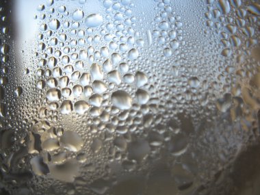 pencere cam ve yağmur damlaları