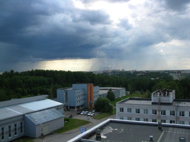 bulutlu gökyüzü, yeşil ağaçlar ve Binalar