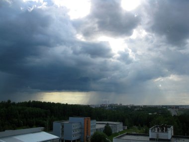  bulutlu gökyüzü, yeşil ağaçlar ve Binalar
