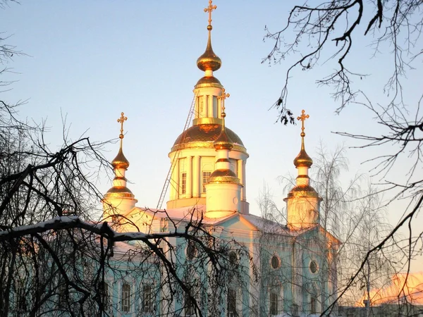 Церковный купол и голубое небо — стоковое фото