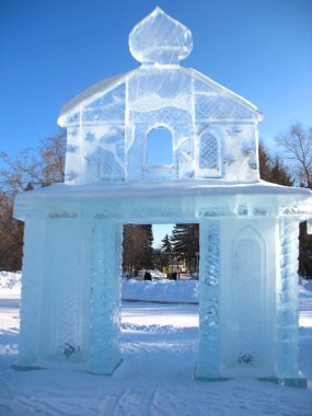 buz kapısı ve mavi gökyüzü