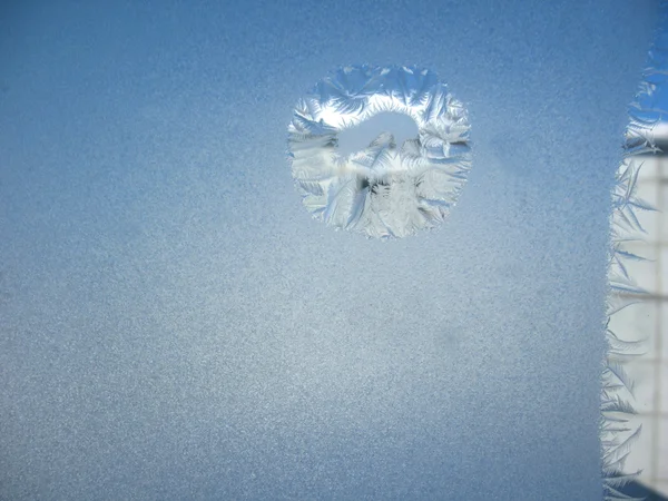 Padrão gelado na janela de inverno — Fotografia de Stock