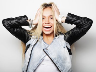 Güzel, genç, şaşkın kadın.