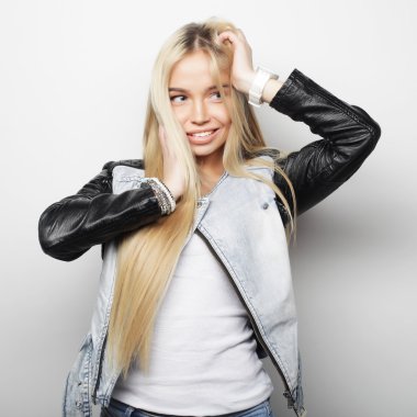 güzel genç mutlu kadın.