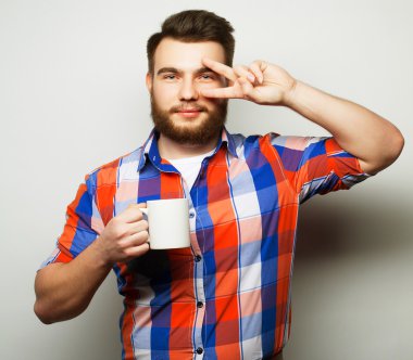 Bir fincan kahve içen adam.