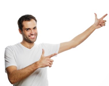 mutlu bir adam gülümseyen genç bir şey gösterir