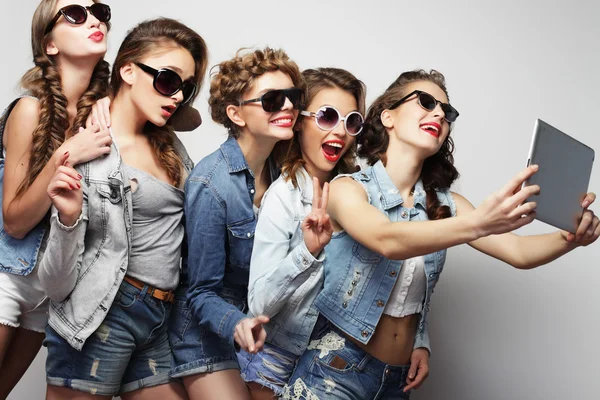 Cinq filles hipster amis prenant selfie avec tablette numérique — Photo