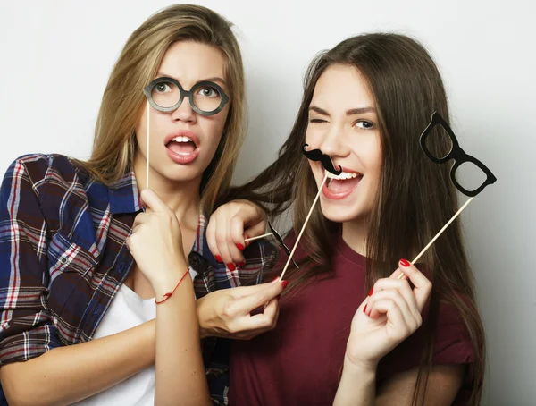 Twee stijlvolle sexy hipster meisjes beste vrienden klaar voor feest — Stockfoto