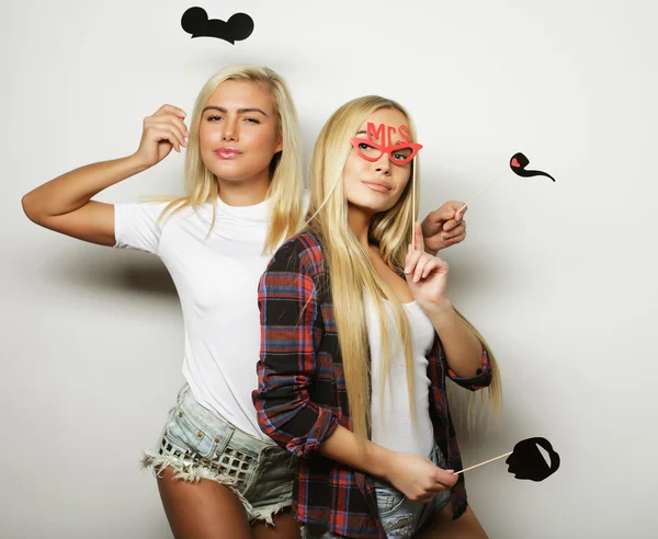 İki şık seksi hippi kız en iyi arkadaşlar partiye hazır. — Stok fotoğraf