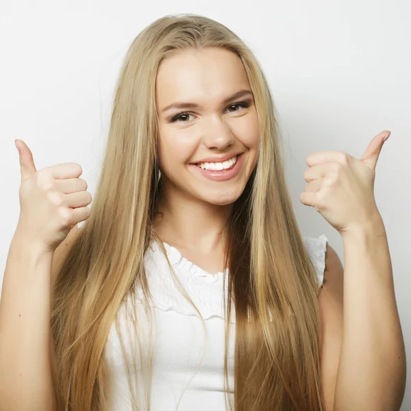 Mujer feliz dando pulgar hacia arriba —  Fotos de Stock