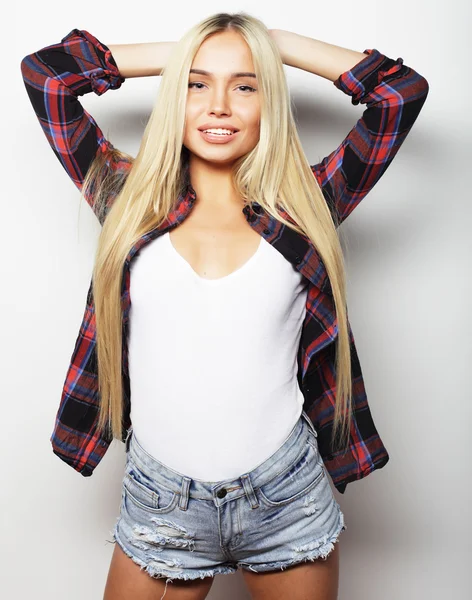 Junge süße lächelnde blonde Mädchen — Stockfoto