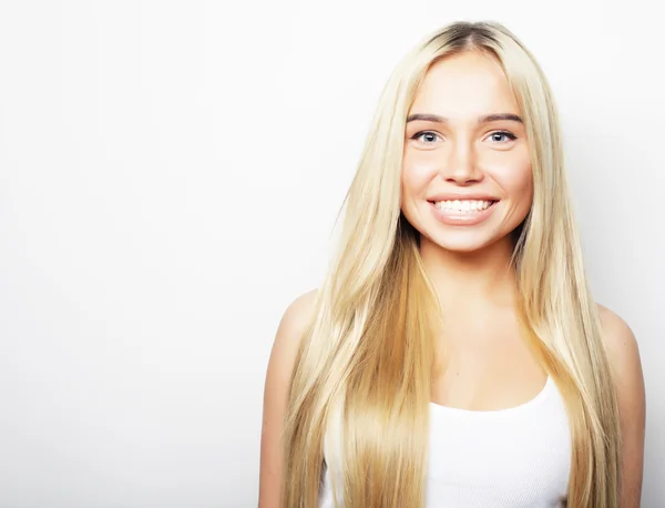 Młody ładny blond dziewczyna uśmiechając się — Zdjęcie stockowe