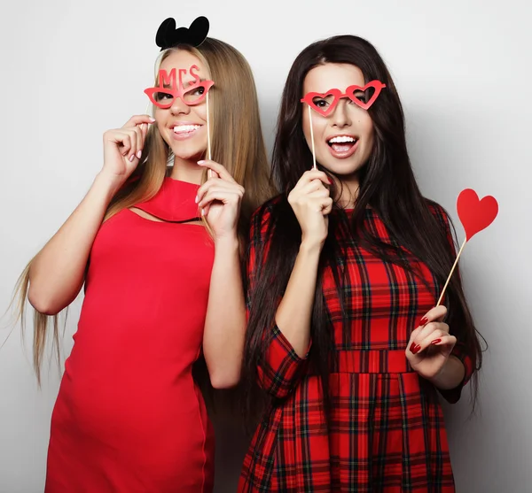 Girls bästa vänner bär röd klänning redo för fest — Stockfoto
