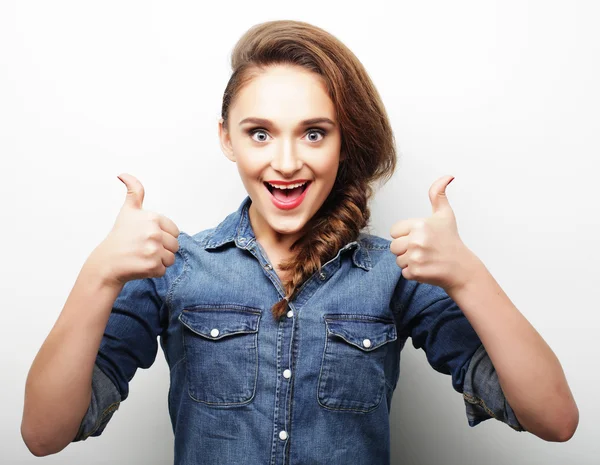 Mujer feliz dando pulgar hacia arriba — Foto de Stock