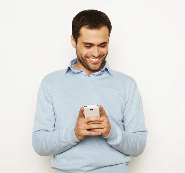 Joven hombre de negocios utilizando el teléfono móvil — Foto de Stock