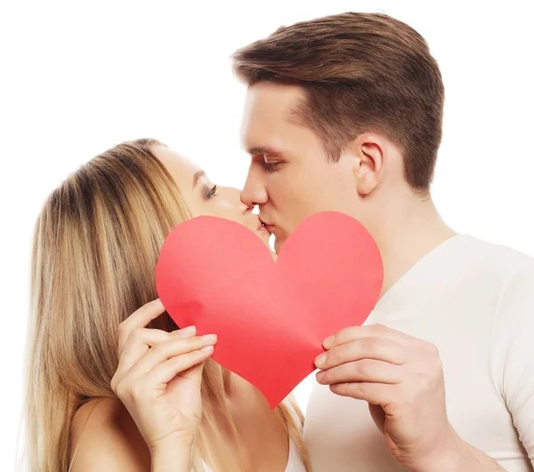 Casal feliz no amor segurando coração vermelho — Fotografia de Stock