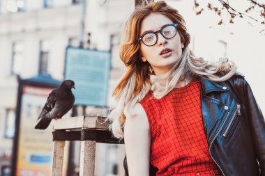 Kırmızı elbise giyen genç hipster kadın