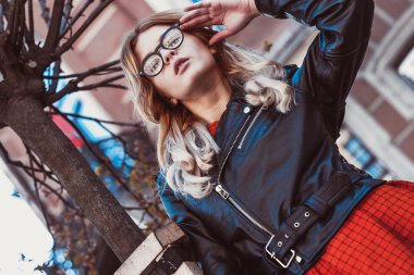 şehirde poz kırmızı elbise giyen kadın