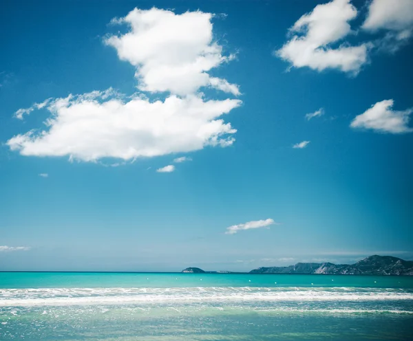 Mar azul y cielo — Foto de Stock