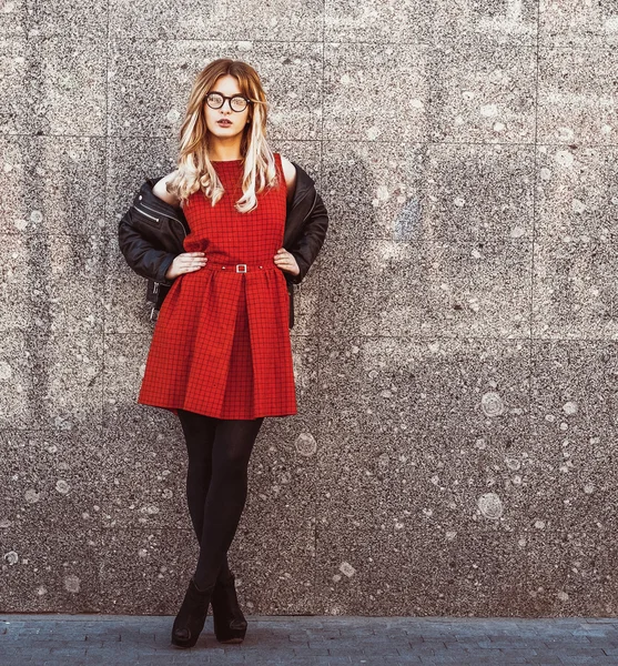 Mujer hipster en traje de verano casual con estilo — Foto de Stock