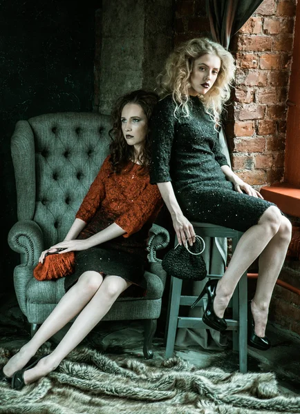 Vogue stijl foto van twee mode dames — Stockfoto