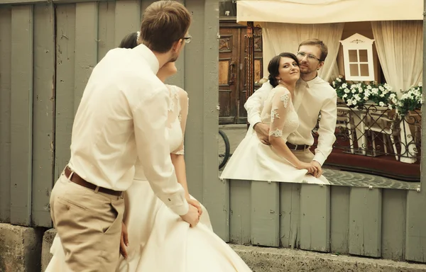 Lujo romántico feliz novia y novio celebrando el matrimonio —  Fotos de Stock