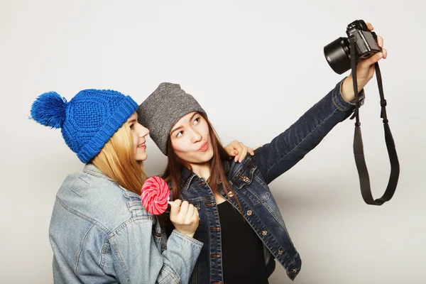 Chicas felices amigos tomando algunas fotos — Foto de Stock