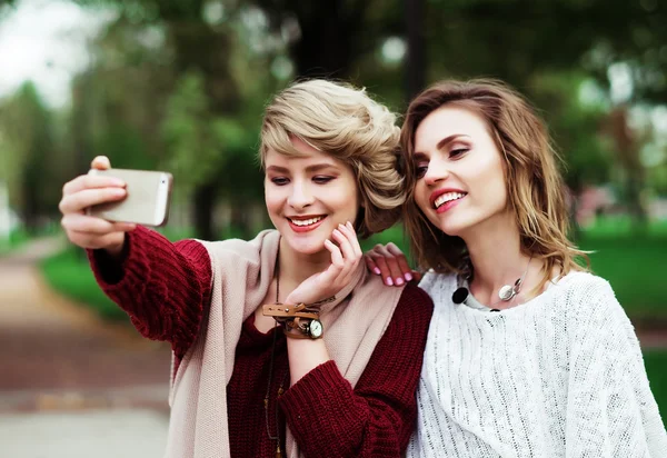 Giovani donne che fanno selfie — Foto Stock