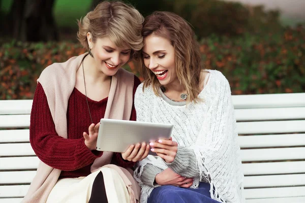 Güzel kadınlar kızlar sonbahar tablet açık kullanma — Stok fotoğraf
