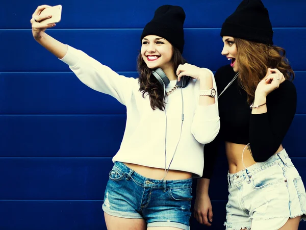 Teenage girls friends outdoors make selfie on a phone. — Stock Photo, Image