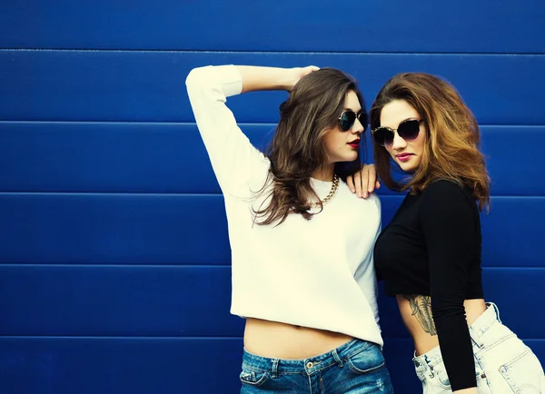 Dos novias jóvenes en gafas de sol divirtiéndose . — Foto de Stock