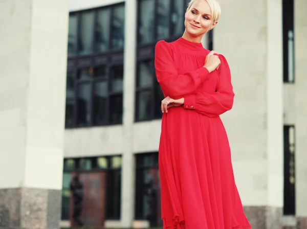 Happy vacker kvinna i röd sommarklänning — Stockfoto