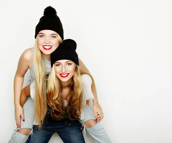 Дві подруги молодої дівчини, що стоять разом і розважаються . — стокове фото