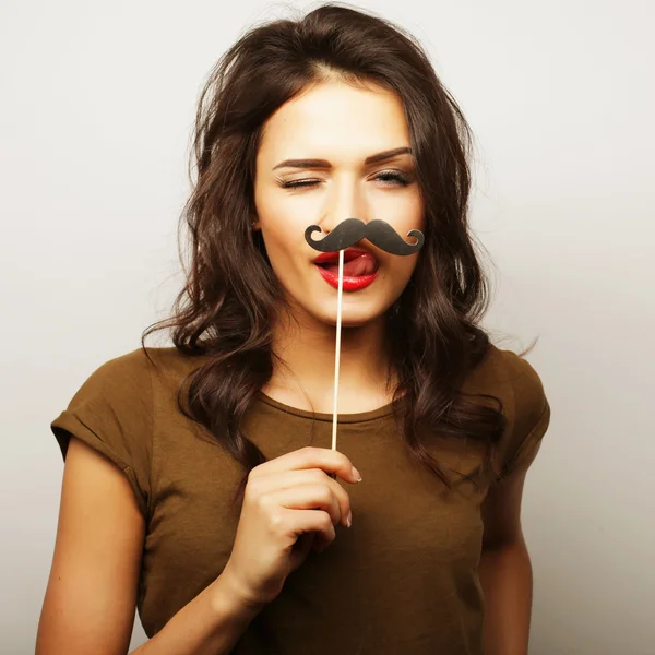 Jovem mulher usando bigodes falsos . — Fotografia de Stock