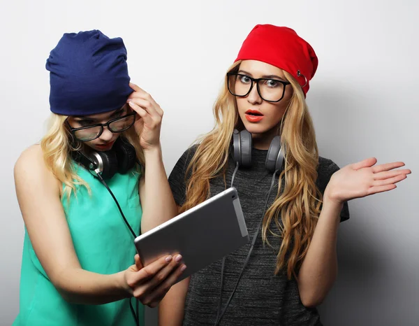 Två hipster flickorna vänner använda digital tablet — Stockfoto