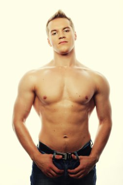 Sağlıklı kaslı genç adam..