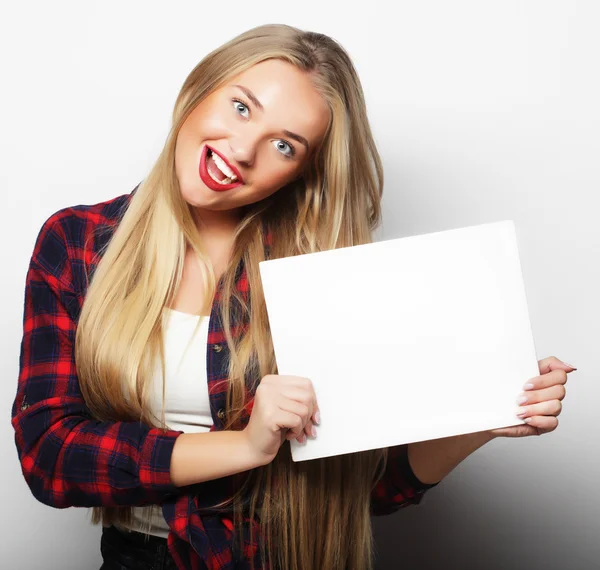 Sorrindo jovem mulher estilo casual mostrando tabuleta em branco — Fotografia de Stock