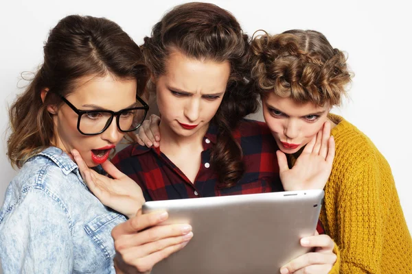 Три подруги-підлітки, які беруть селфі з цифровим планшетом — стокове фото