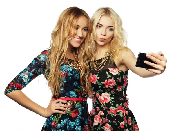 Twee jonge vrouwen nemen selfie met mobiele telefoon — Stockfoto
