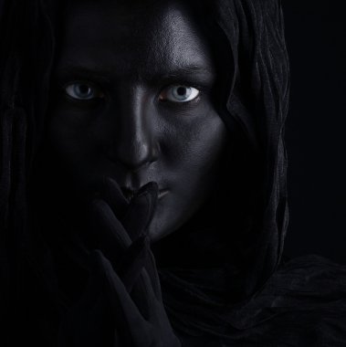 model siyah bir yüzü ile.