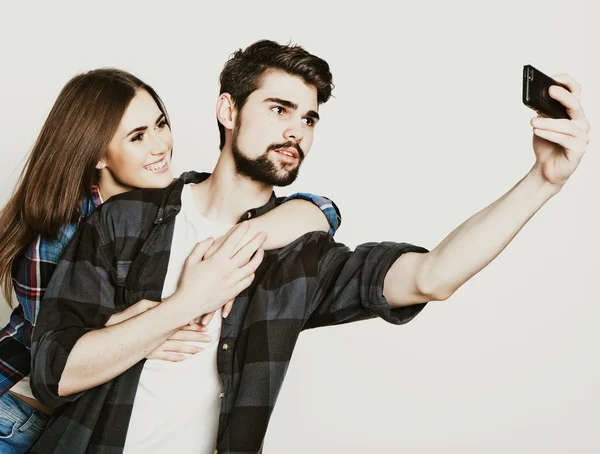 Casal amoroso fazendo selfie — Fotografia de Stock