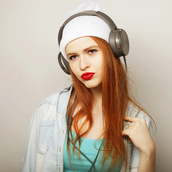 Молодая женщина с наушниками слушает музыку — стоковое фото