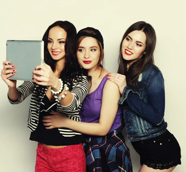 Meninas amigas tomando selfie com tablet digital — Fotografia de Stock