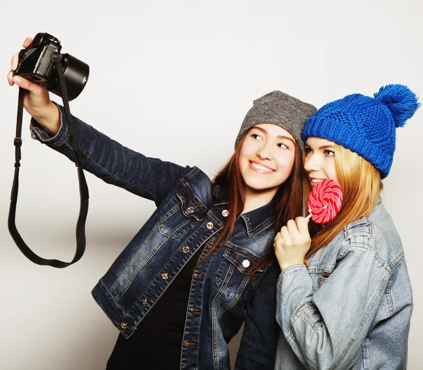 Happy girls friends taking some photos — Stock fotografie