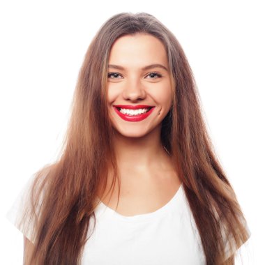 Mutlu gülümseyen genç güzel kadın portresi