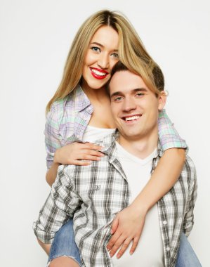 delikanlı kız sırtında taşıyan.