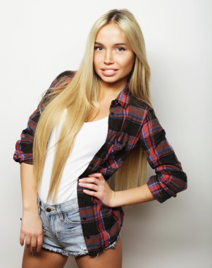 Genç sarışın kız gülümseyen şirin