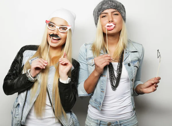 Két elegáns szexi hipster lányok legjobb barátok készen áll a party — Stock Fotó