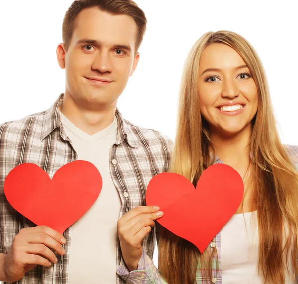 Mutlu çift kırmızı kalp tutan aşık — Stok fotoğraf