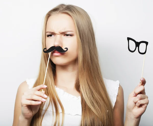 Ung kvinna som bär falska mustascher. — Stockfoto